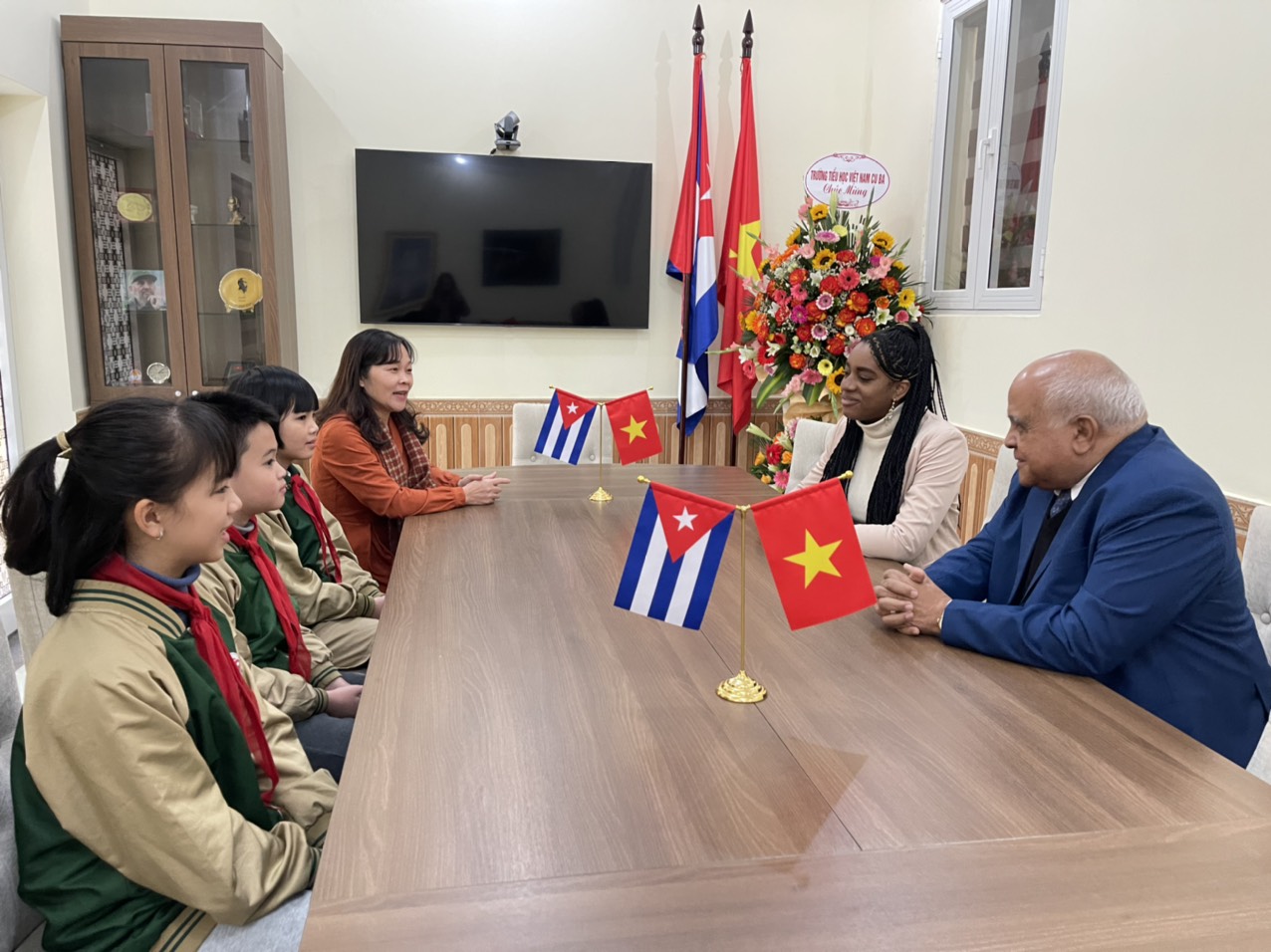 Cô trò trường TH Việt Nam - Cu Ba chúc mừng ngài Đại sứ nhân ngày Quốc khánh nước Cộng hòa Cuba 1 1 1959 - 1 1 2023