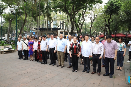 Lễ dâng hoa tưởng nhớ Anh hùng dân tộc Cuba José Martí