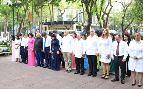 Đoàn đại biểu cấp cao Thành ủy La Habana Cuba đặt hoa tưởng niệm Anh hùng dân tộc Cuba José Martí
