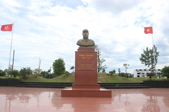 Dâng hoa tưởng niệm tại Tượng đài Lãnh tụ Fidel Castro ở Quảng Trị