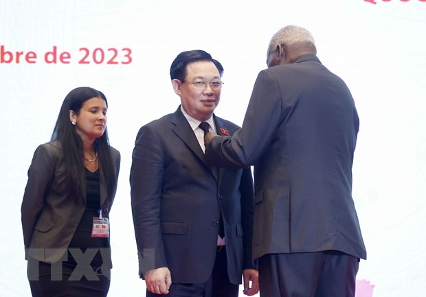 Trao Huân chương Nhà nước Cuba tặng Chủ tịch Quốc hội Vương Đình Huệ