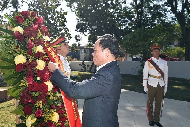 Phó Thủ tướng Trần Lưu Quang dâng hoa tưởng niệm Chủ tịch Hồ Chí Minh tại Thủ đô La Habana