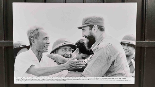 Celebración y exposición fotográfica por 50 años de la primera visita del líder cubano Fidel Castro a Vietnam