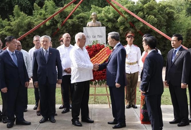 El máximo líder de Vietnam rinde homenaje póstumo al presidente Ho Chi Minh en Cuba