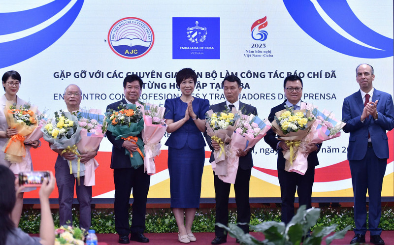 Cuba honra a periodistas vietnamitas
